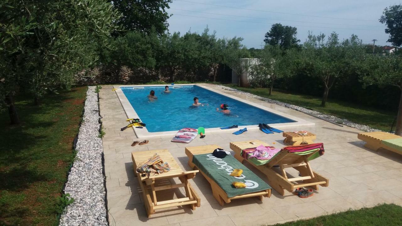 Mala Kuca Sa Velikim Grijanim Bazenom Antonio Villa Šišan Eksteriør billede